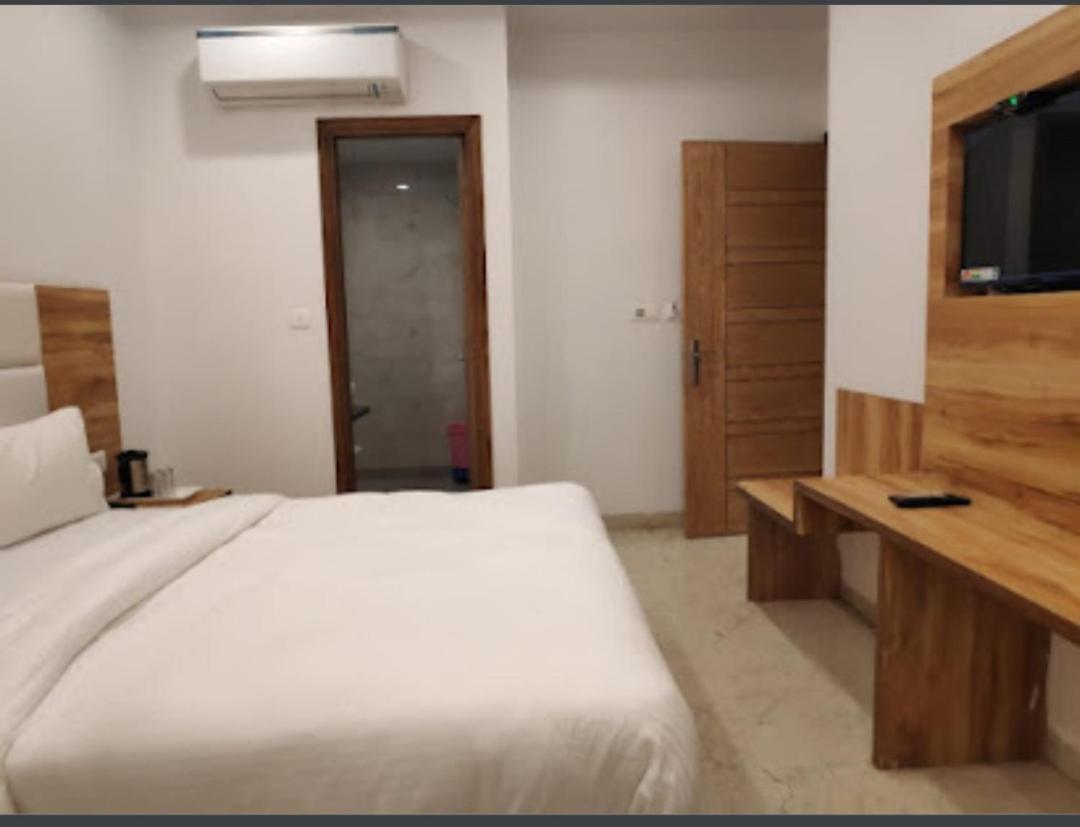 Hotel Awesome International Нью-Дели Экстерьер фото