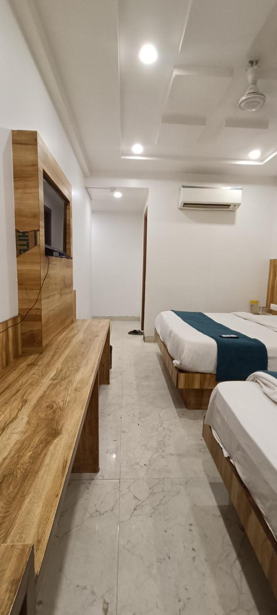 Hotel Awesome International Нью-Дели Экстерьер фото